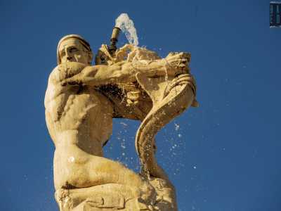 Inaugurata il 24 aprile 1932 � dominata dalla figura di un pescatore impegnato a sottomettere un mostro marino